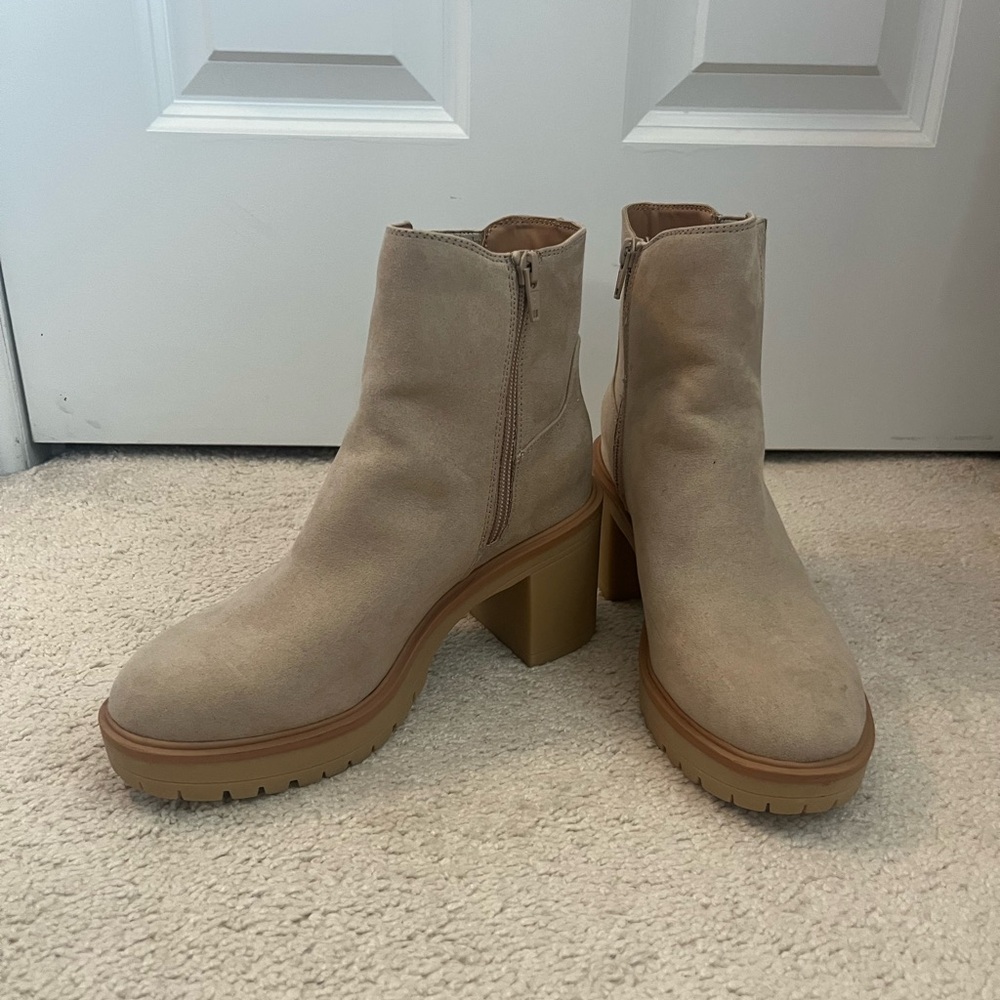 Universal Thread Platform Faux Suede Boots size 7